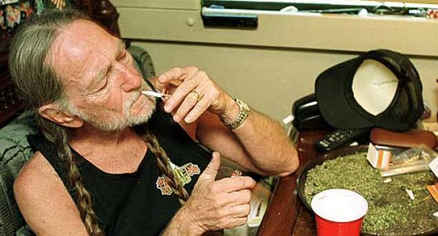 https://www.celebstoner.com/assets/images/pages/2013/cs/CS2/WillieNelson_joint.jpg